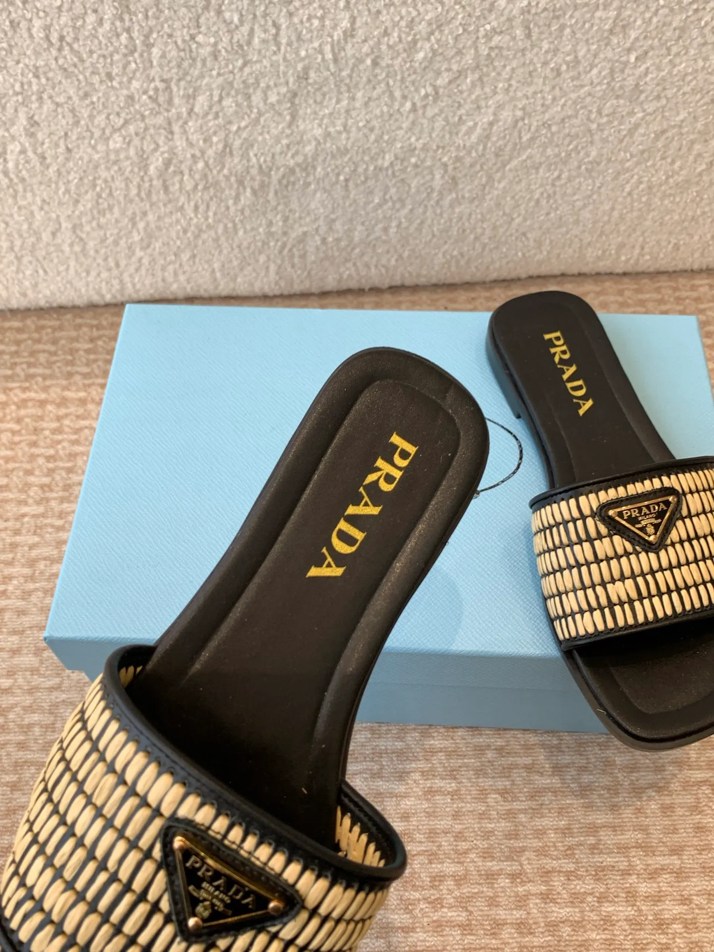 👟👟Ex-factory price 420👟👟 Prada 25ss new spring and summer Prada woven slippers Modern lines and original architectural volumes define these complex charms. The iconic geometric shape of the Prada triangle inspires the heel design, highlighting the taper and soft curves with a unique modern touch.  Upper: original woven upper, lining cowhide, outsole: Italian genuine leather outsole Size: #35-42 (40, 41, 42 customized, non-refundable)